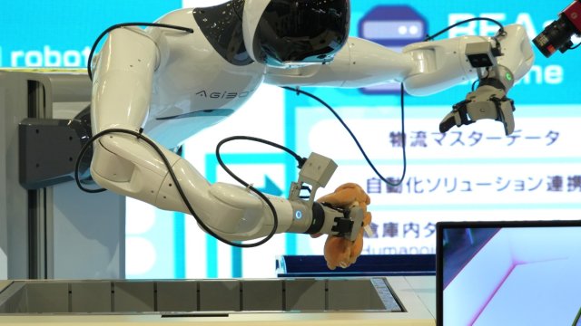 ぬいぐるみをつかむヒューマノイドロボット