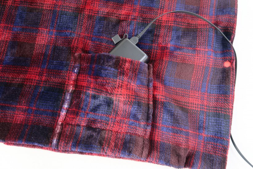 モバイルバッテリーを収納する専用ポケット