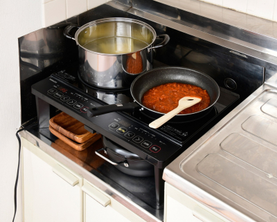 ガス台の高さにピッタリフィット。調理が楽に！