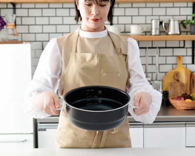 取っ手付きの内鍋で、持ち運びに便利