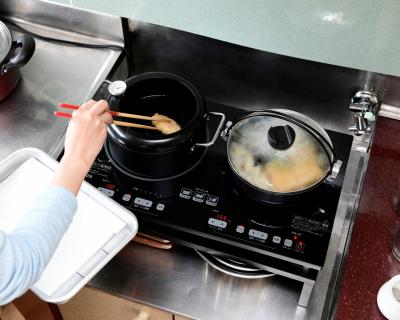 「加熱」「揚げ物」「煮込み」の３モードを搭載する「２口ＩＨ調理器 YET-W1452」