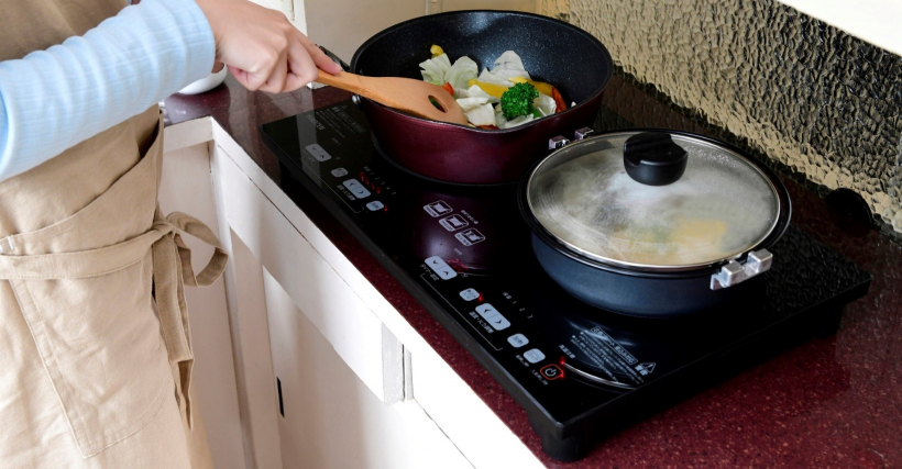 スペースが限られたキッチンにも置ける「２口ＩＨ調理器 YET-W1452」を新発売