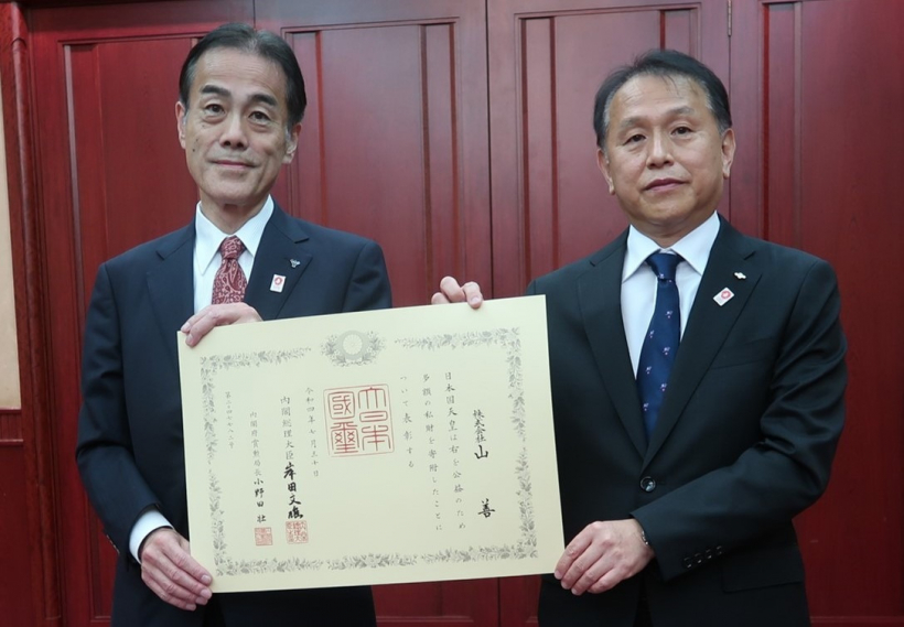 写真左より　(株)山善 取締役 常務執行役員 山添 正道、大阪府危機管理監 大中 英二様