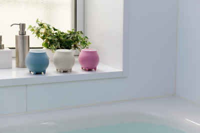 水垢がつきにくい脚付きのデザイン。バスルームに合わせて選べる3色展開