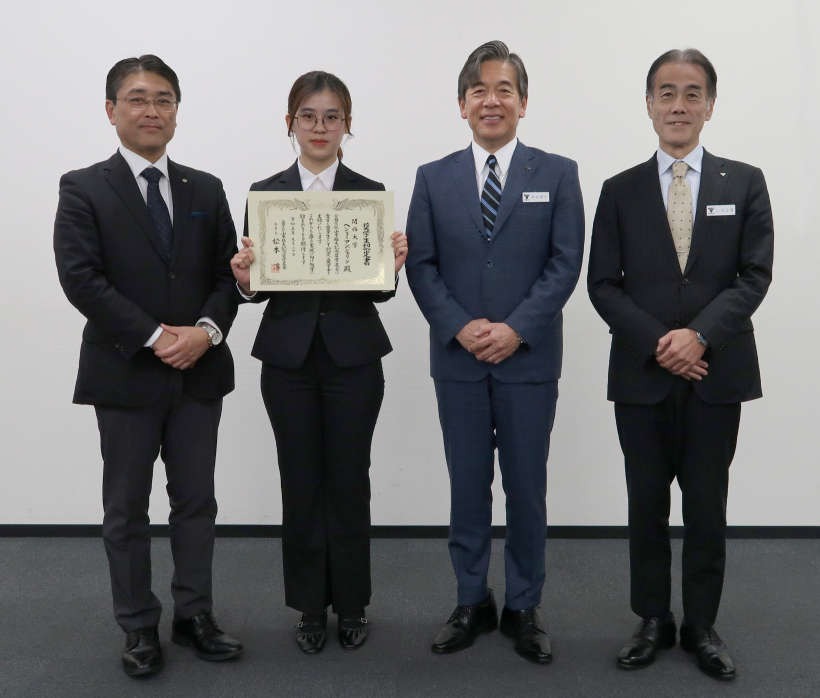 授与式画像（左から）基金運営委員長 大阪公立大学 松本淳 教授、新規奨学生、代表取締役社長 岸田貢司、取締役 常務執行役員 山添正道