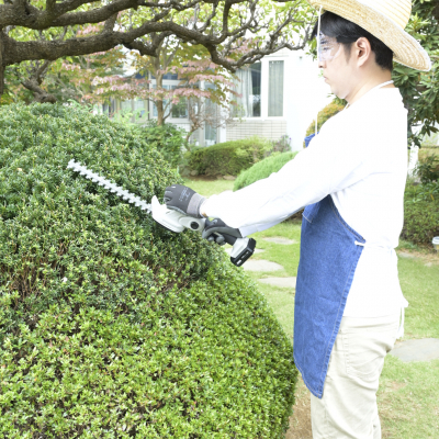 ハンディタイプで剪定する様子