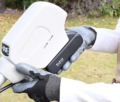 05_ブラシレスモーター搭載充電式刈払機_ELEIN新バッテリーが2個付属