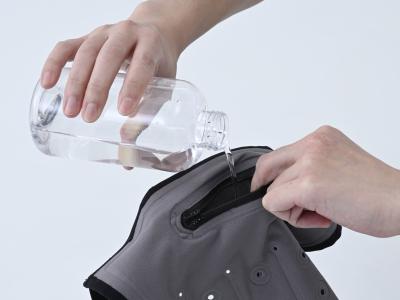 1.止水ファスナーで給水簡単、シンプル設計の冷却ウェア