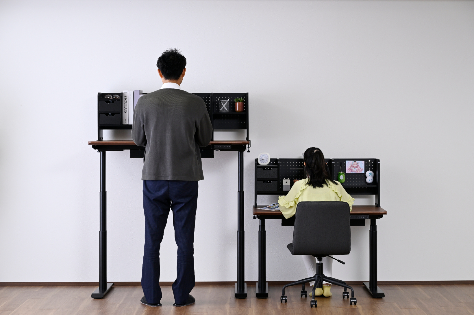昇降デスク 電動昇降デスク」を“学習机”として新提案 ラックやキャビネットなどを
