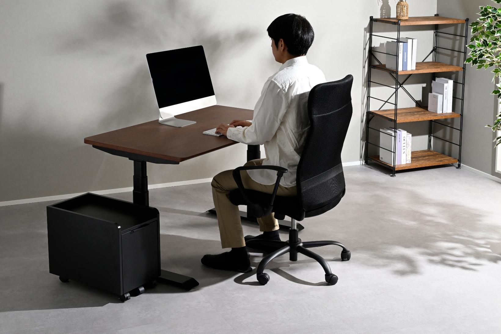 電動昇降デスク」を“学習机”として新提案 ラックやキャビネットなどを