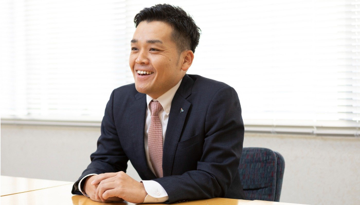 職場について話す井上