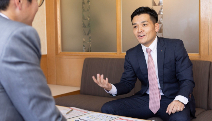 営業活動について話す井上