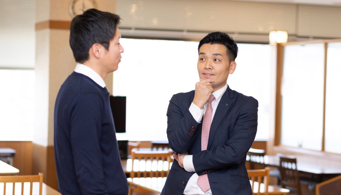 同僚と話す井上