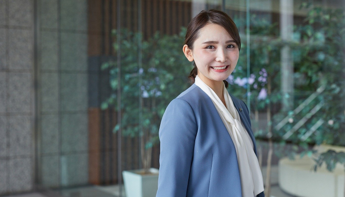 休日の過ごし方を話す様子