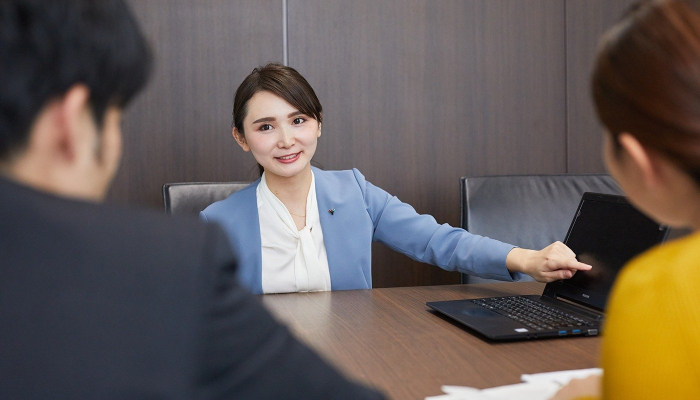 悩み相談を受けている様子