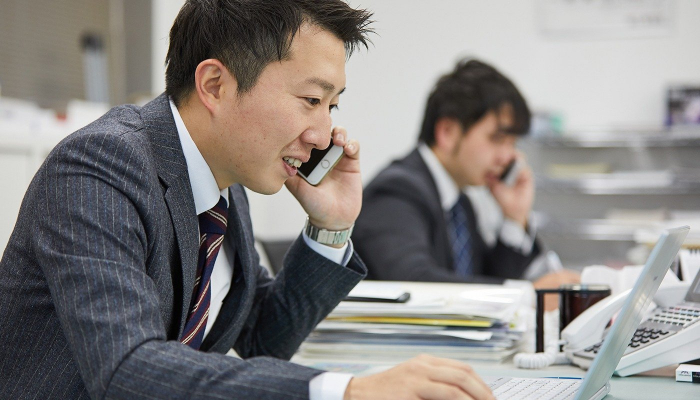 電話している様子