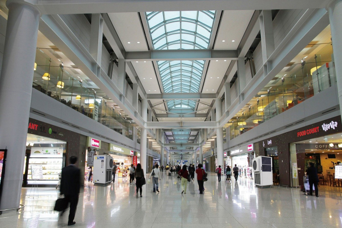 体感温度12℃の超冷風を約50m遠くまで届け、広い空間を冷やす。