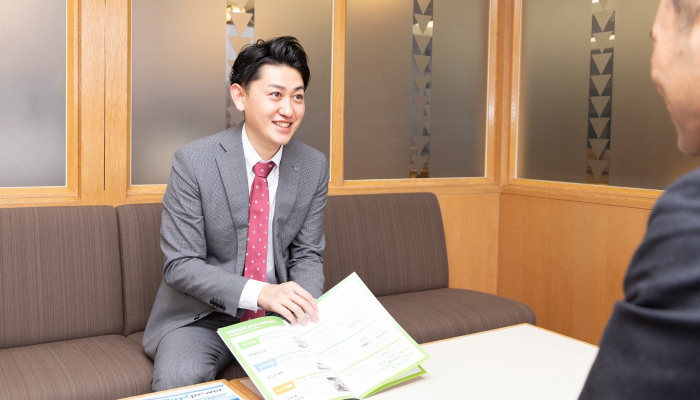 お客様にPPAモデル事業の利点を紹介する箕輪