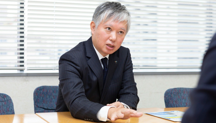 商品カタログをもとに説明する奥山