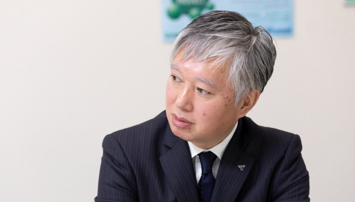 工場や倉庫の課題について話す奥山