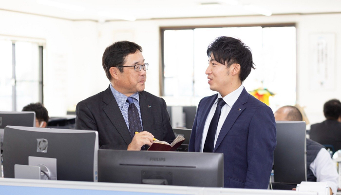 支店長の西畑（左）は大鴈丸の成長を見守ってきた