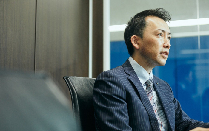 お客様の課題について話す小岩