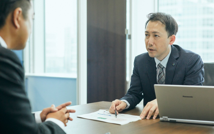 資料をもとに説明をしている様子