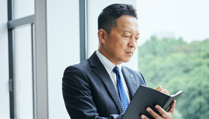 ノートにメモを取る森田