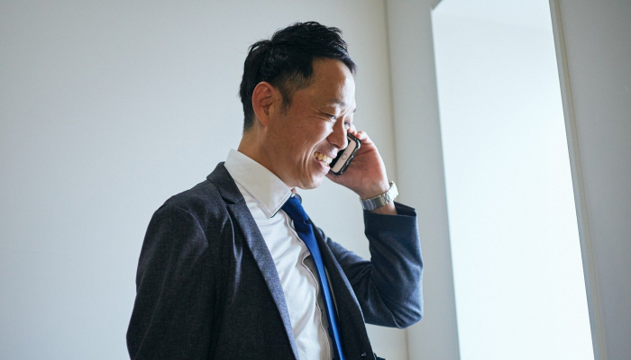 電話で話す佐藤