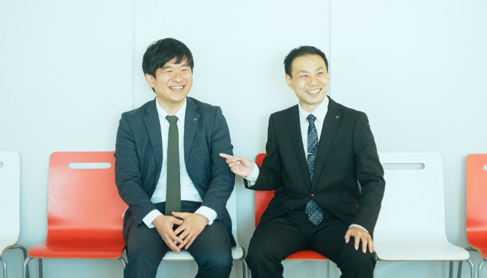 OJT（※3）の戸田（右）と三嶋は、今も同じ部署で働く仲良しコンビだ。