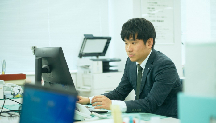 業務に取り組む三嶋