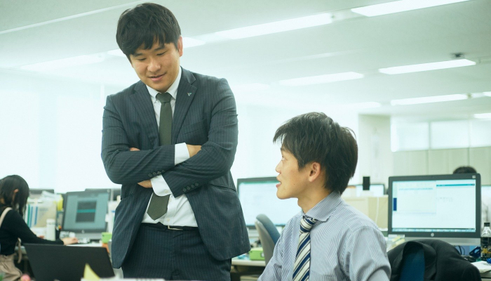 同僚と話す三嶋