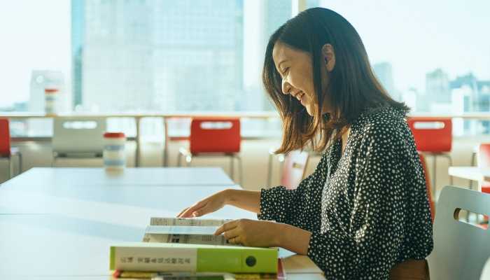 資料を見ながら笑顔で話す清水