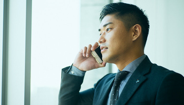 電話をする谷奥