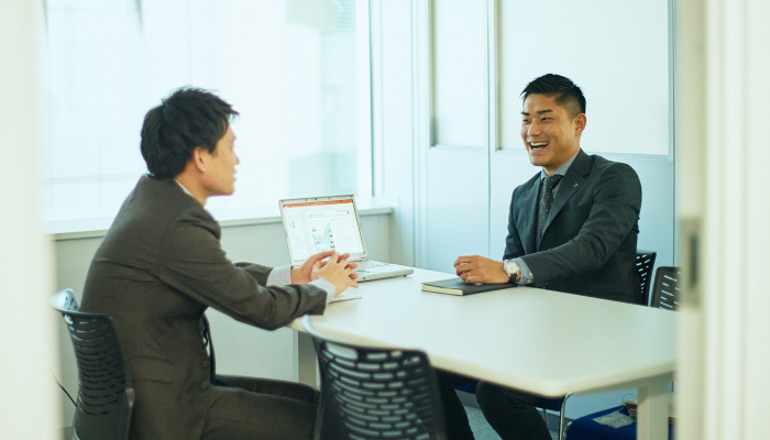 打ち合わせをする谷奥