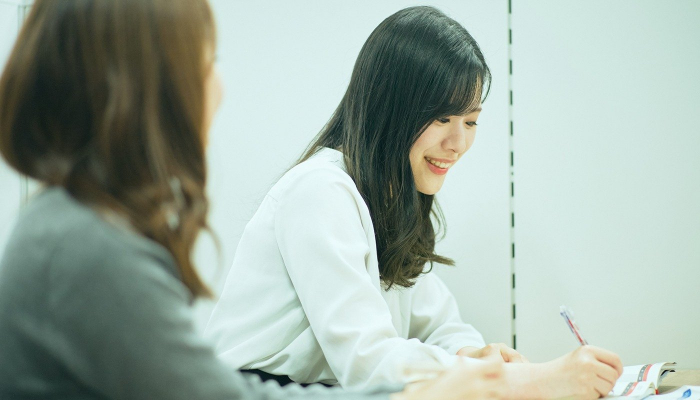 メモを取る久保