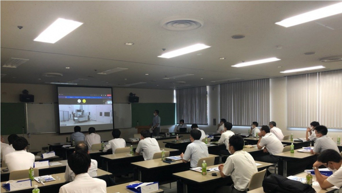セミナー会場とメーカー工場をつなぐ“リアル×リモート”のセミナーの様子