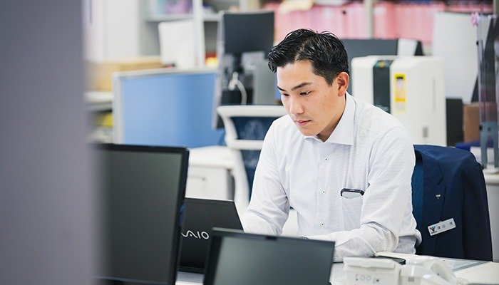 パソコンで業務をする様子