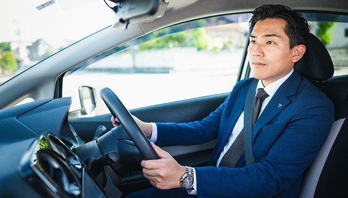 車を運転する様子