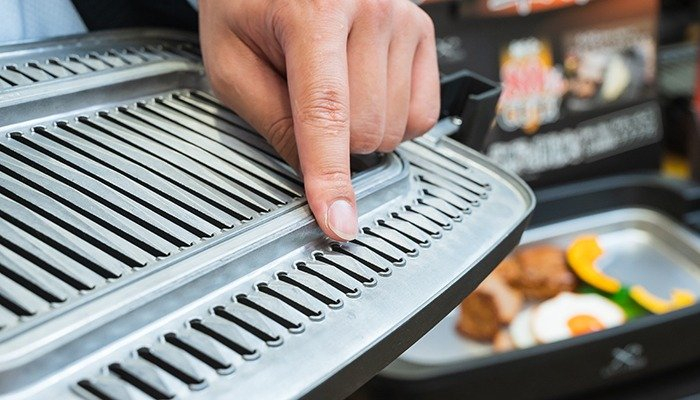 網の裏面加工について説明する様子