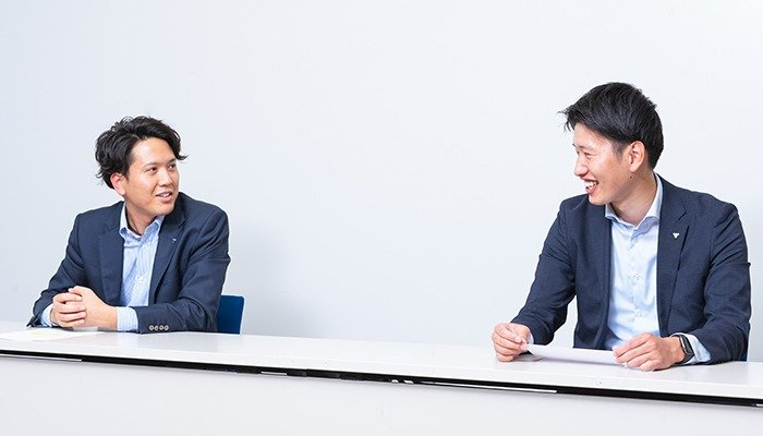 坂本と勝本が話す様子