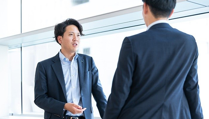 勝本と話す坂本