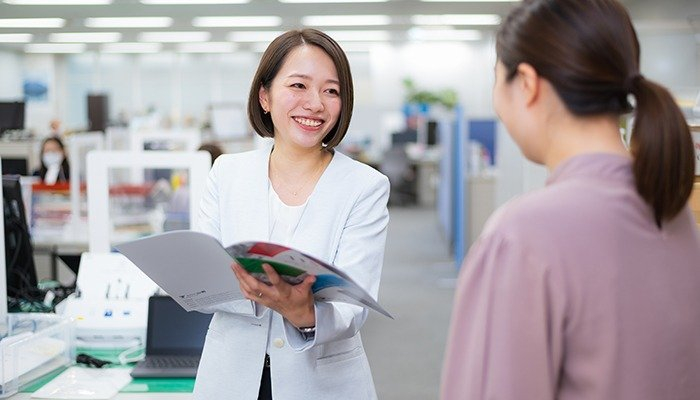 パンフレットを手に話す上嶋