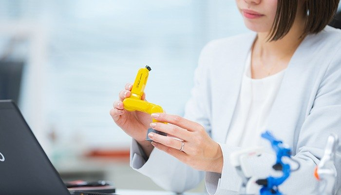 ロボットのミニチュアを手にする上嶋