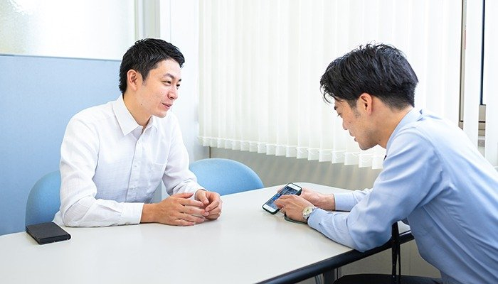 木暮にGBP Appの使い方を教わる平井