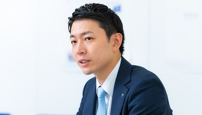 販売先への提案について話す木暮