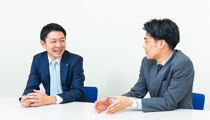 木暮の入社当時のことを振り返る木暮と平井