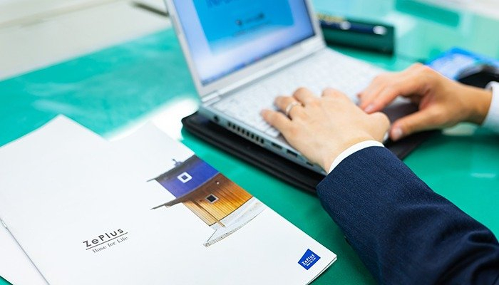 提案資料を作成する木暮