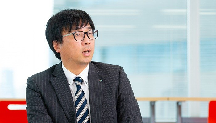 支店間の横のつながりについて話す村上