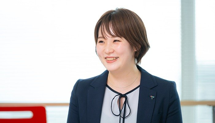 自分の業務について話す西澤